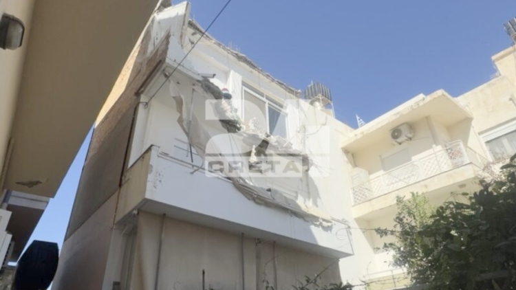 Κατέρρευσαν τμήματα από ταράτσα και μπαλκόνι πολυκατοικίας στο Ηράκλειο Κρήτης μέσα στη νύχτα, δείτε εικόνες και βίντεο