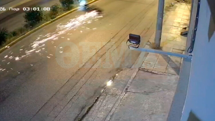 Ανατριχιαστικό βίντεο-ντοκουμέντο από το τροχαίο στη Θηβών: Η στιγμή που η μηχανή καρφώνεται σε κολόνα, νεκροί δύο νέοι