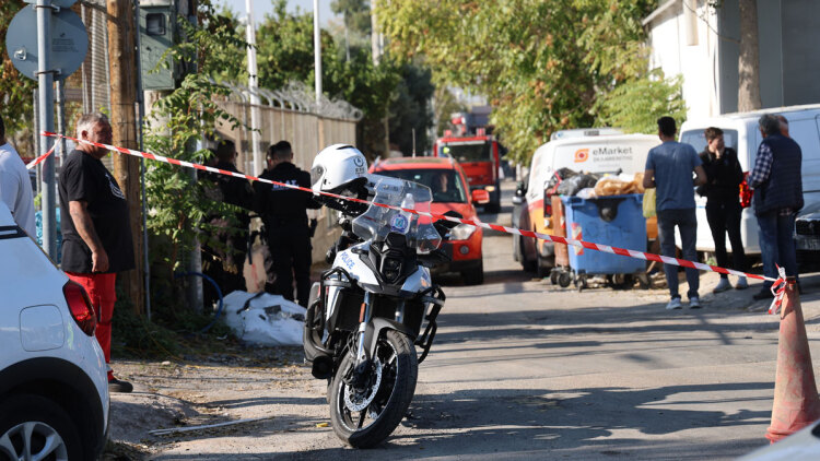 Σε εξέλιξη η κατάσβεση της φωτιάς σε δύο βιοτεχνίες στον Ελαιώνα, απομακρύνονται όσοι βρίσκονται σε απόσταση 400 μέτρων από τα κτίρια