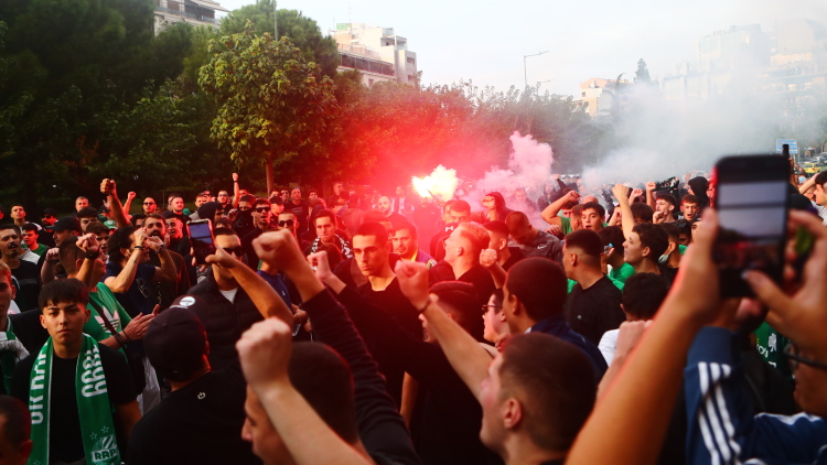 Παναθηναϊκός: Πανζουρλισμός από τον κόσμο έξω από το ξενοδοχείο της ομάδας πριν το ντέρμπι με τον Ολυμπιακό, βίντεο 