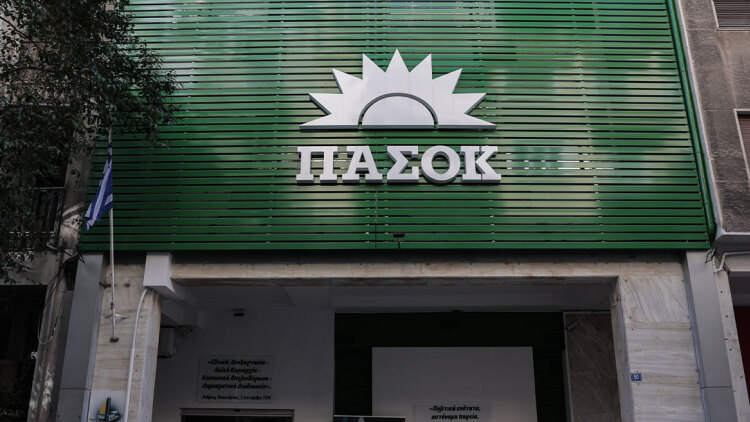 Άγριος καβγάς ΠΑΣΟΚ με Τσίπρα μέσω Καρτερού: Ο λογογράφος εκτελεί με τη γραφίδα του τον Ανδρουλάκη