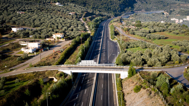 Ο ισοβίτης της αριστερής και ο άρχοντας της μεσαίας: Οι φυλές των λωρίδων στους ελληνικούς δρόμους
