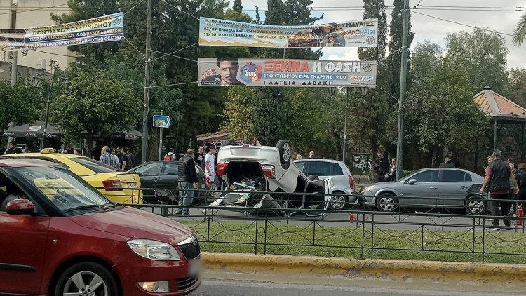 Τροχαίο με ανατροπή οχήματος στην Καλλιθέα, δυσχέρεια στην κυκλοφορία
