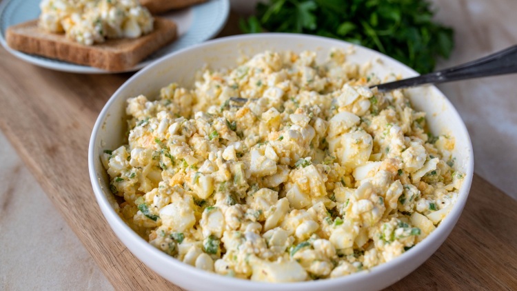 Αυγοσαλάτα με cottage cheese και κάρυ για σάντουιτς