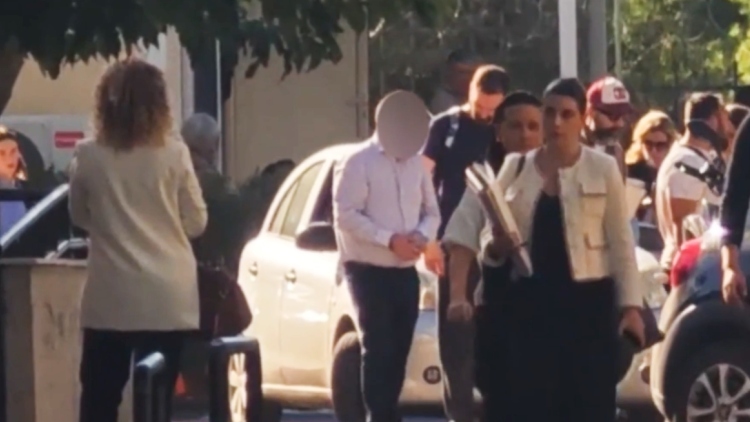 Βίντεο: Στην Ευελπίδων ο 52χρονος γυναικολόγος που κατηγορείται για πορνογραφία ανηλίκων