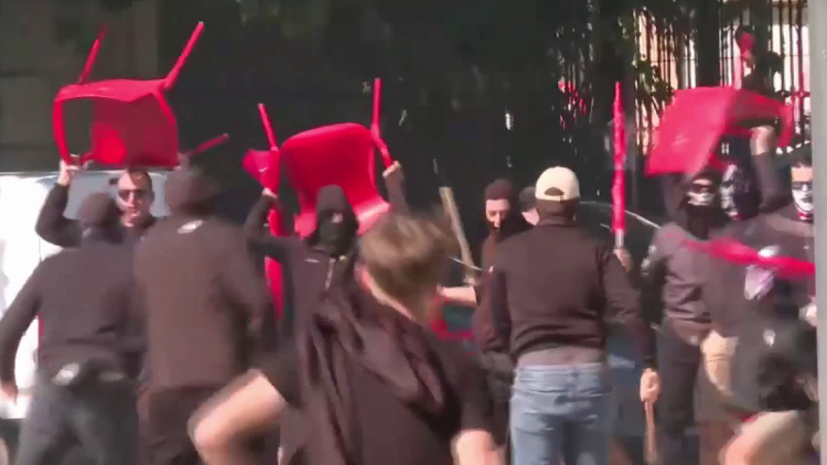 Χάος πριν από το Λεβάντε - Σεβίλλη: Άγριες συμπλοκές μεταξύ οπαδών έξω από το γήπεδο, βίντεο