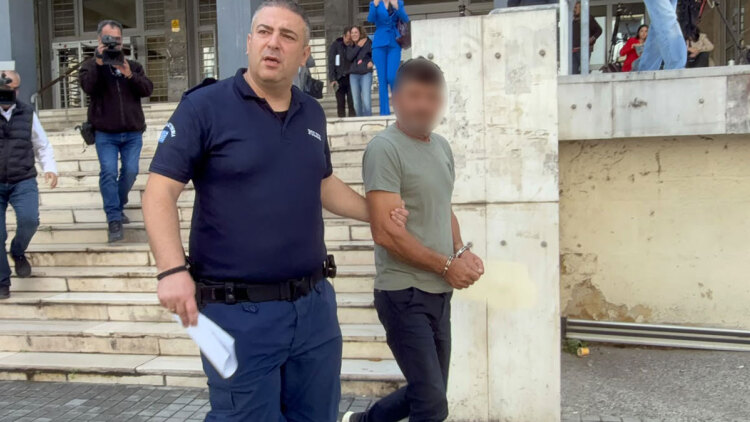 «Είμαι σοκαρισμένος, δεν προσπάθησα να φύγω», λέει ο 45χρονος οδηγός που «μπούκαρε» με το αυτοκίνητό του σε ταβέρνα γεμάτη πελάτες στη Θεσσαλονίκη
