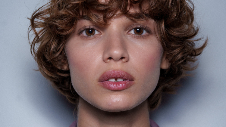 Purple Blush: Το beauty trend που μας έχει κάνει να ξεχάσουμε το κλασικό ροζ ρουζ
