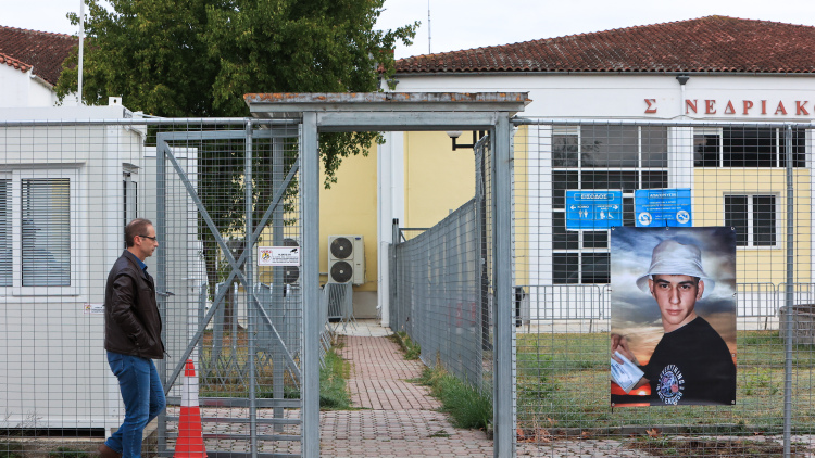 Δίκη για τα Τέμπη: «Δεν είδαμε ποτέ τη μητέρα μας, ήρθε σφραγισμένο το φέρετρο», κατέθεσε συγκινημένη η κόρη εργαζόμενης στο τρένο
