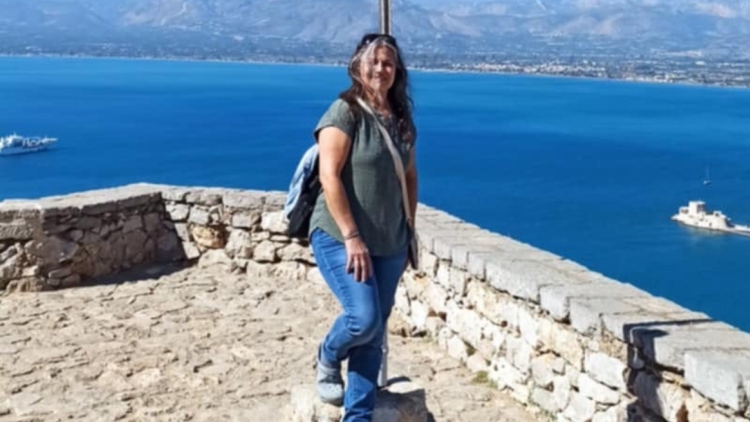 Υιοθετήθηκε από Αμερικανούς το 1959 και βρήκε τη βιολογική της οικογένεια στην Ελλάδα 64 χρόνια μετά χάρη σε ένα τυχαίο τεστ DNA