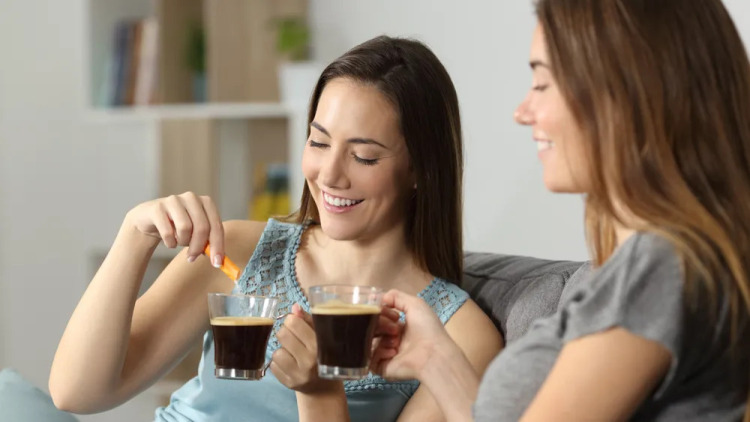 Πόσο γλυκό πίνετε τον καφέ σας; Τι αποκαλύπτει η απάντηση για τη σχέση σας με το χρήμα
