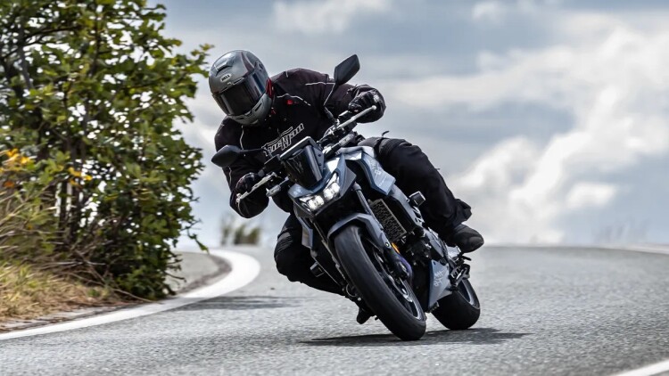 Δοκιμάζουμε τη Honda Hornet με τον ηλεκτρονικό συμπλέκτη - πόσο κοστίζει στην Ελλάδα
