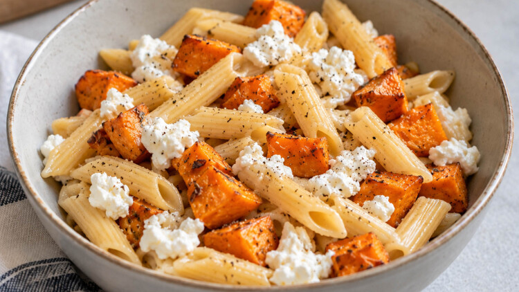 Μακαρονοσαλάτα με γλυκοπατάτα και cottage cheese
