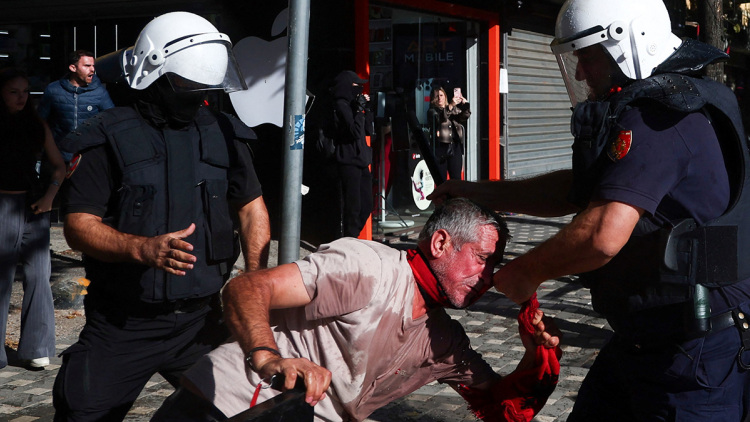 Σοβαρά επεισόδια στην Αλβανία σε φοιτητικές διαδηλώσεις, πέταξαν πέτρες και τούβλα στο υπουργείο Παιδείας, βίντεο