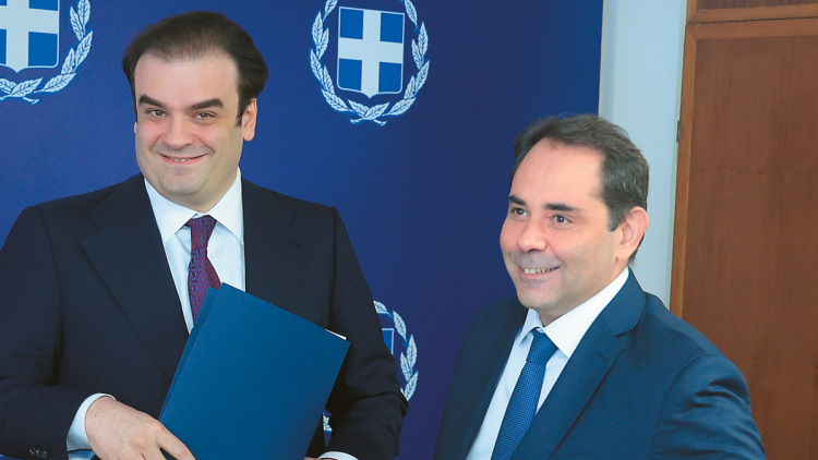 Επιπλέον 4 δισ. ευρώ στην αγορά το 2027: Ποιοι κερδίζουν από αυξήσεις σε μισθούς, συντάξεις και φοροελαφρύνσεις
