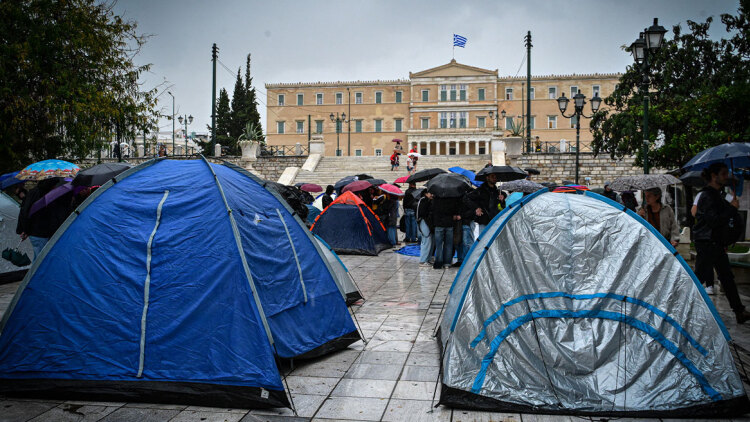 Φοιτητές κατασκηνώνουν στη πλατεία Συντάγματος, δείτε βίντεο και φωτογραφίες