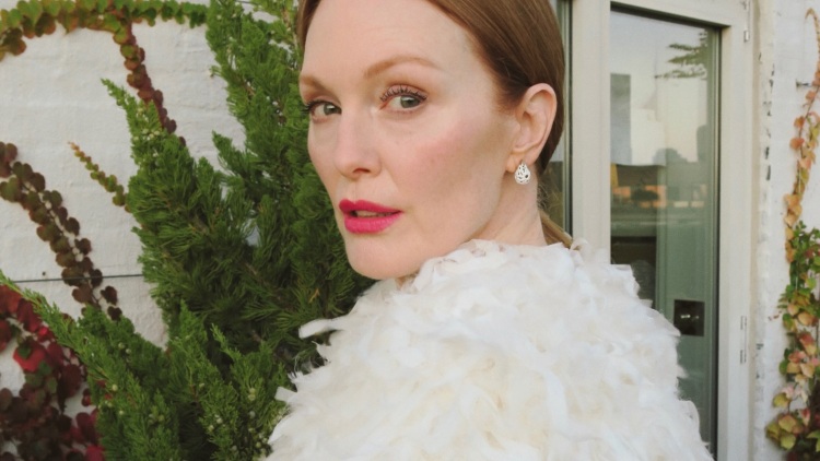 Η Julianne Moore μοιράστηκε στιγμιότυπα από τον γάμο του γιου της: «Συνέβη κι αυτό!» (βίντεο)