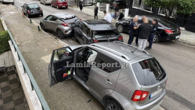 Λαμία: Κόλλησε το γκάζι και έπεσε πάνω σε παρκαρισμένα αυτοκίνητα, στο νοσοκομείο η οδηγός
