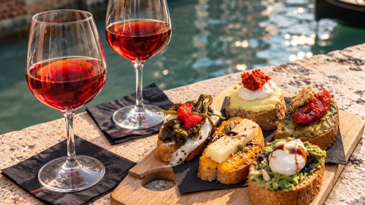 Cicchetti: Οι μεζέδες που συνοδεύουν το κρασί στη Βενετία