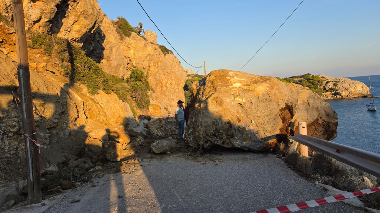 Δεκάδες οχήματα αποκλεισμένα στην παραλία «Άντονι Κουίν» στην Ρόδο μετά την πτώση τεράστιου βράχου