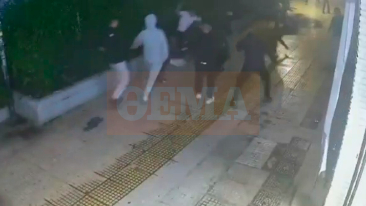 Βίντεο ντοκουμέντο από την άγρια επίθεση 15 ανηλίκων σε δύο 18χρονους στην Κυψέλη, μαχαίρωσαν τον έναν πισώπλατα