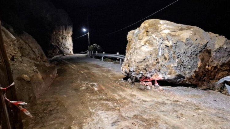  Ολοκληρώθηκε η πρώτη φάση διάνοιξης του δρόμου προς την παραλία Άντονι Κουίν στη Ρόδο, απομακρύνθηκαν τα εγκλωβισμένα οχήματα