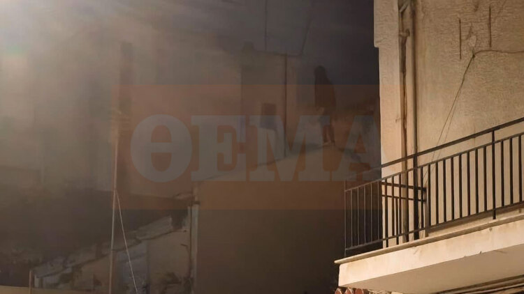 Αναστάτωση στα Σεπόλια: Άνδρας ανέβηκε σε ταράτσα και πετάει κεραμίδια