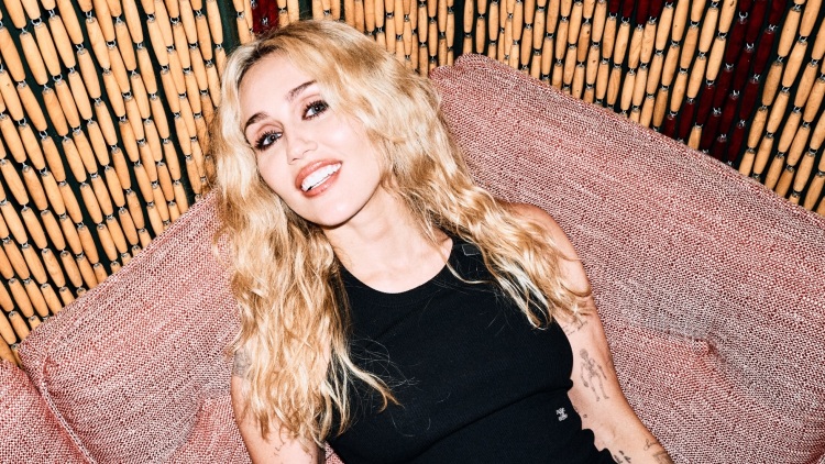 Miley Cyrus: Φτιάχνει δομή για κακοποιημένες και άστεγες γυναίκες