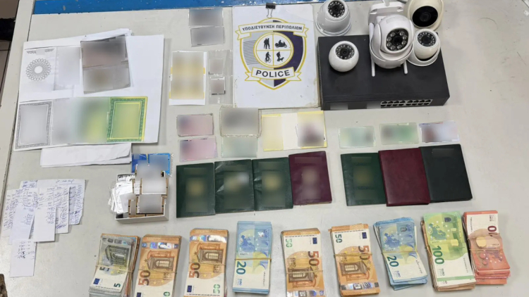 Κατάστημα κινητών στην Ομόνοια ήταν «βιτρίνα» για διακίνηση πλαστών ταξιδιωτικών εγγράφων, δύο συλλήψεις
