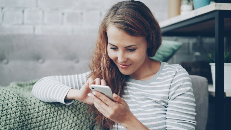 Bloomscrolling: Η νέα συνήθεια στα social media που μπορεί να βελτιώσει τη διάθεσή μας