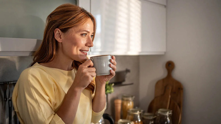 Δεν χρειάζεται να αλλάξετε τη ζωή σας – 7 μικρές συνήθειες που κάνουν καλό στην υγεία κάθε μέρα
