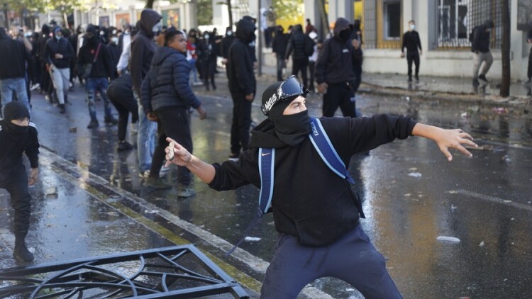 Πέμπτη ημέρα διαδηλώσεων στην Αλβανία: Πεδίο μάχης η κεντρική πλατεία των Τιράνων
