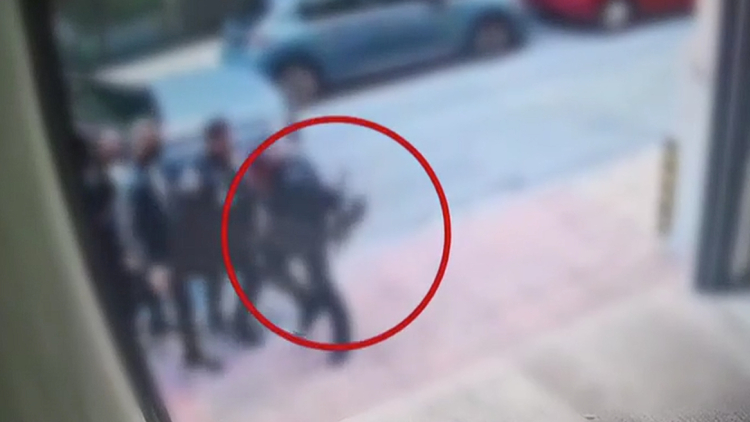 Θεσσαλονίκη: Αστυνομικός πέταξε γιλέκο, γκλομπ και όπλο για να διαπληκτιστεί με πολίτη, δείτε βίντεο