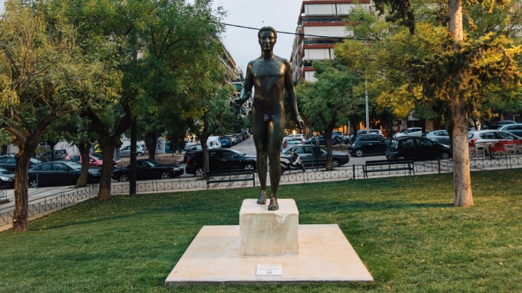Ο «Έφηβος» του Θανάση Απάρτη επέστρεψε στην Αθήνα μετά από 23 χρόνια και πήρε θέση στην πλατεία Αγίου Σώστη