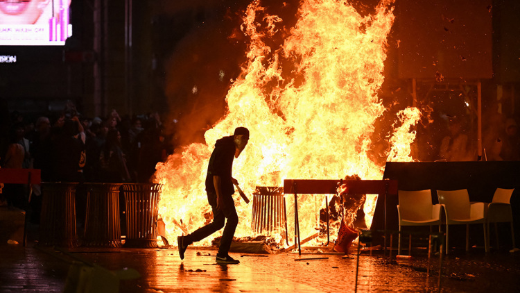 Δείτε live: Επεισόδια στο κέντρο του Μιλάνου με πέτρες και δακρυγόνα - Συγκρούσεις διαδηλωτών με την αστυνομία και στη Μπολόνια