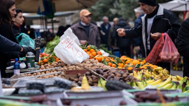 Τι αλλάζει με τις λαϊκές αγορές: Απογευματινή λειτουργία, άδειες και θέσεις των πωλητών