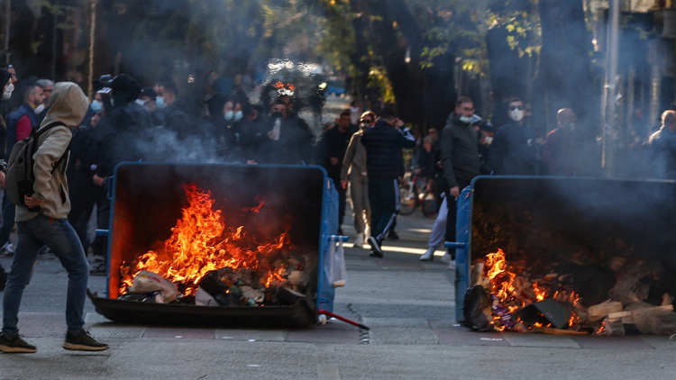 Έκτη ημέρα κινητοποιήσεων και επεισοδίων στα Τίρανα, έσπασαν τα γραφεία του κόμματος του Έντι Ράμα


