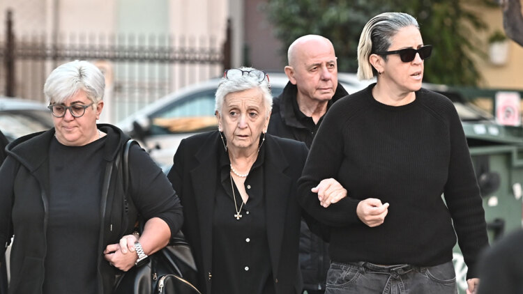 Στον Ιερό Ναό Αγίας Τριάδας οι γονείς και οι αδερφές του Γιώργου Μαζωνάκη για το 40ήμερο μνημόσυνο