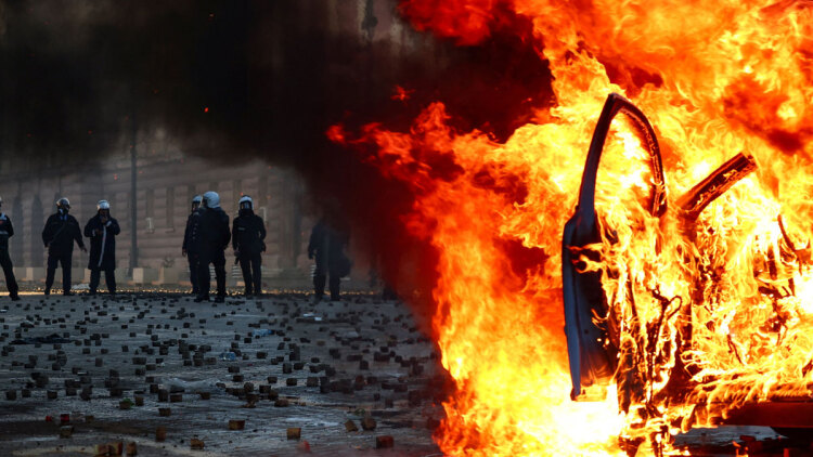Σκηνές χάους στα Τίρανα με φωτιές, συγκρούσεις και εκατοντάδες προσαγωγές: Οι διαδηλωτές ζητούν την παραίτηση του Έντι Ράμα