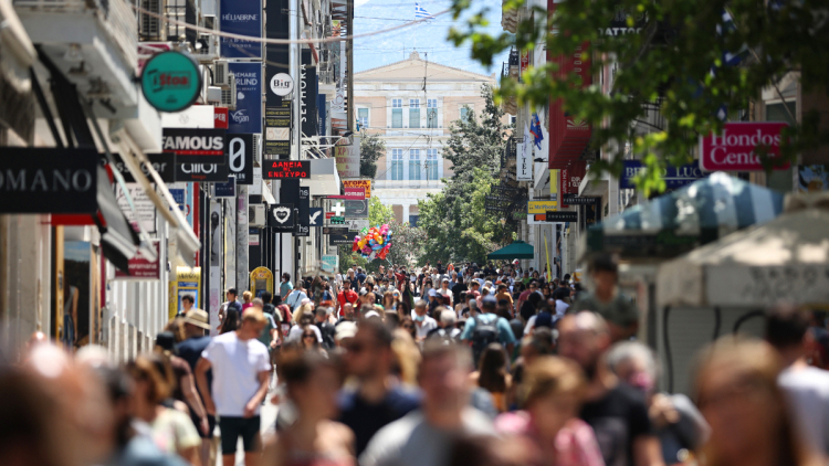 Με παροχές 2 δισ. για μειώσεις φόρων σε τρίτεκνους, αγρότες και επαγγελματίες, €400 για συνταξιούχους και €500 στο δημόσιο, το νομοσχέδιο της ΔΕΘ