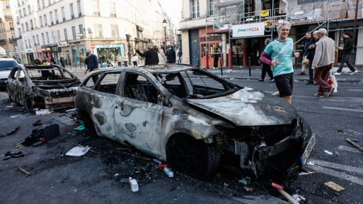 Σε σοκ η Γαλλία μετά τη νύχτα του χάους: Φλεγόμενα δημαρχεία, ταραξίες κοντά στο Ελιζέ και ο Μακρόν αντιμέτωπος με πολιτικό σεισμό