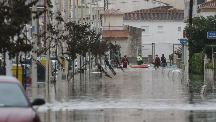 Τέσσερις νεκροί από τις καταρρακτώδεις βροχές στην Ισπανία: Κάτοικοι ανέβηκαν στις στέγες για να σωθούν, υπερχείλισαν ποτάμια, έκλεισαν σχολεία