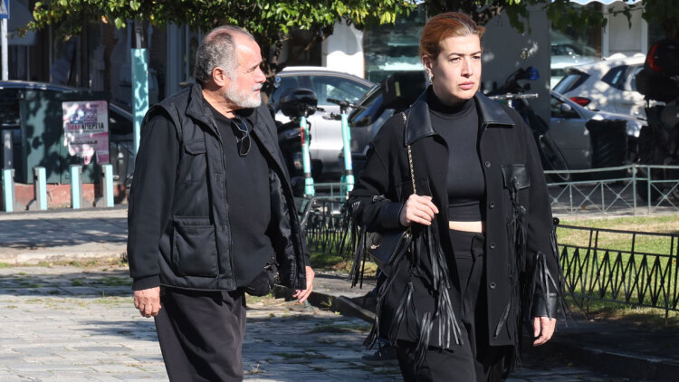 Οικογένεια και φίλοι αποχαιρετούν την Μπέτυ Βαλάση, συγκίνηση στο τελευταίο αντίο