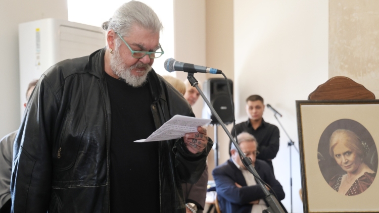 Οικογένεια και φίλοι αποχαιρετούν την Μπέτυ Βαλάση, συγκινημένος ο γιος της στο τελευταίο αντίο