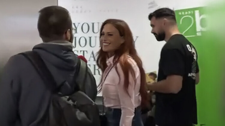 Στο αεροδρόμιο με τον σύντροφό της η Σίσσυ Χρηστίδου: Το ταξίδι στην Κέρκυρα και το βίντεο από το μαγαζί του