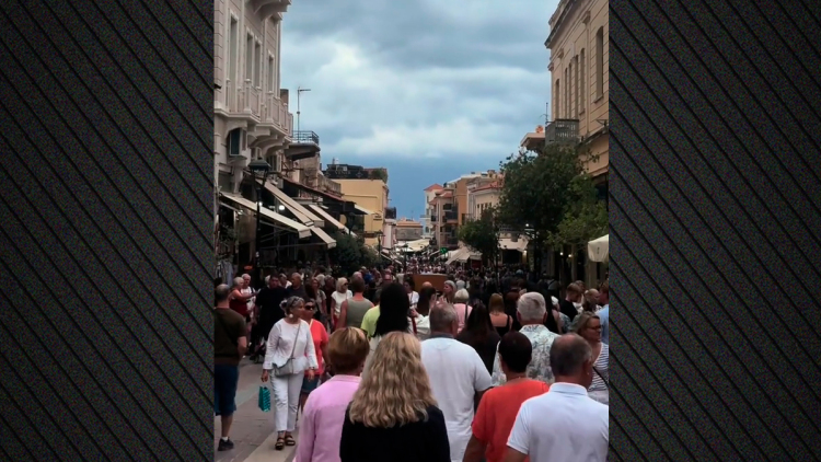 «Θα μείνουν και για τις ελιές»: Οι τουρίστες πλημμυρίζουν ακόμα τους δρόμους των Χανίων, δείτε βίντεο