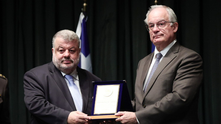 «Σ' αυτή την κοινωνία ανήκω από σήμερα κι εγώ»: Ο Κωνσταντίνος Τασούλας ανακηρύχθηκε επίτιμος δημότης του Αργοστολίου