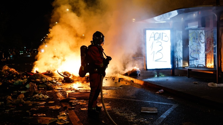 Φόβοι για νέα έκρηξη στη Γαλλία παρά τα αυστηρά μέτρα μετά τις λεηλασίες, στα €1,2 δισ. ο πρώτος λογαριασμός από τα επεισόδια