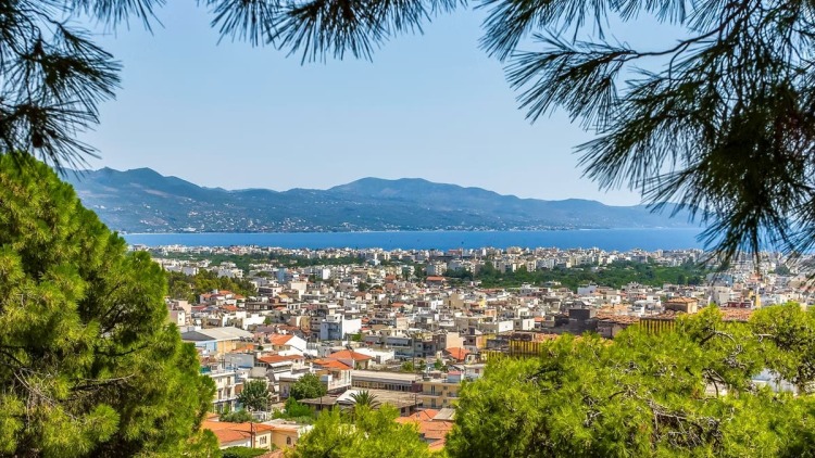 Απειλές θανάτου στην προϊσταμένη της Πολεοδομίας Καλαμάτας: Τι κρύβεται πίσω από τη «μάχη» για τη δόμηση στη Μάνη
