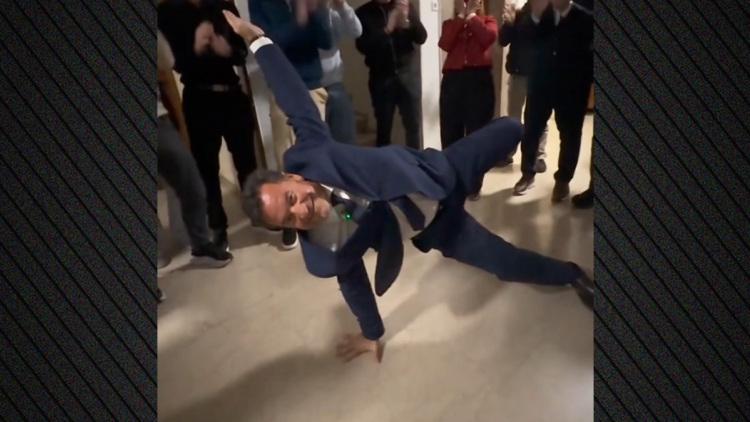 Ο Άδωνις αναδημοσίευσε AI βίντεο που χορεύει... break dance μετά το «και α και ου και ΔΑΠ-ΝΔΦΚ» 